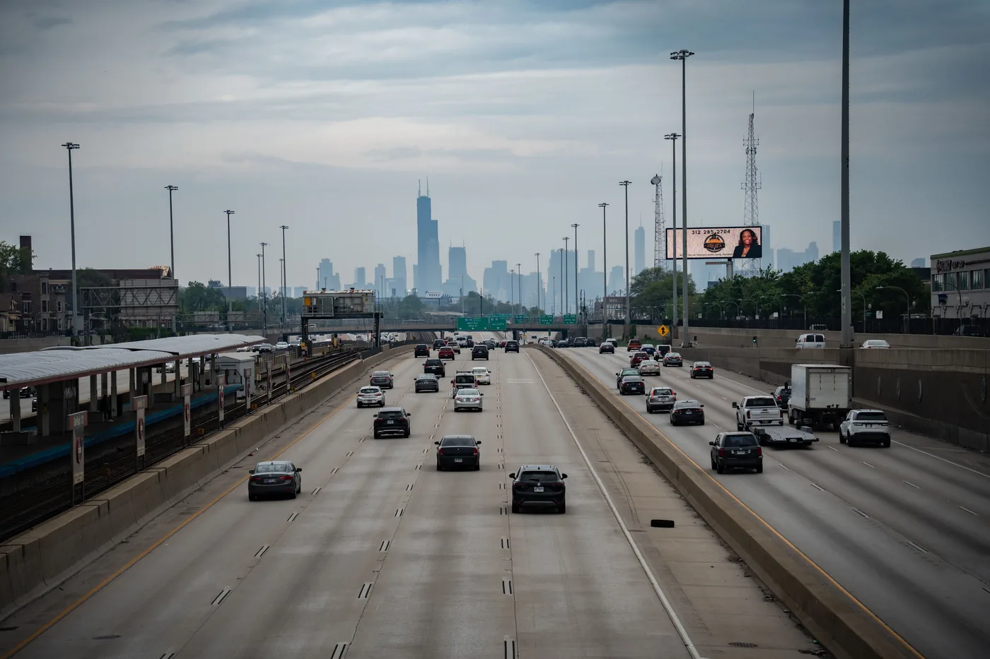 Traffic on a Chicago expressway heading toward the Loop at rush hour